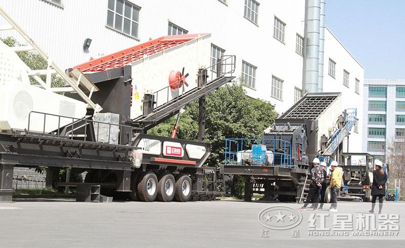 客戶來廠考察移動建筑垃圾破碎站