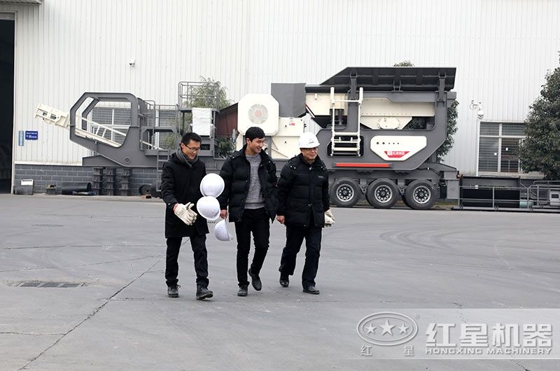 客戶來廠考察移動(dòng)制砂機(jī)