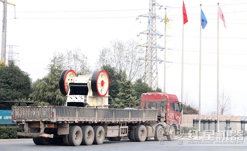 客戶顎式破碎機(jī)裝車(chē)發(fā)貨現(xiàn)場(chǎng)