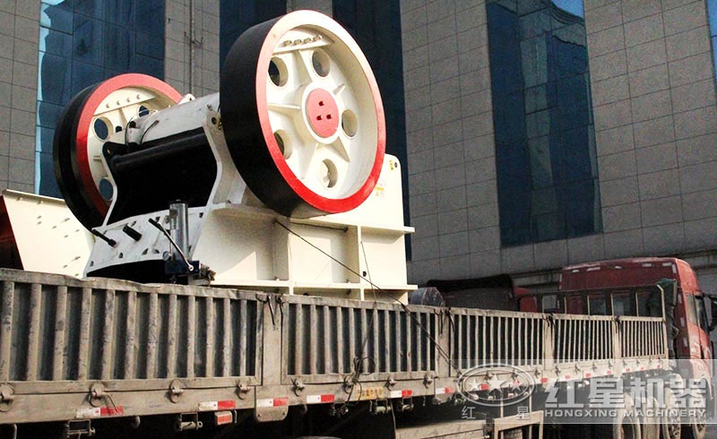 客戶顎式破碎機(jī)裝車現(xiàn)場