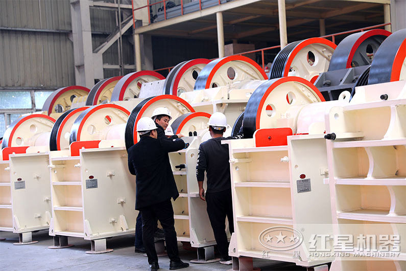 客戶來廠考察小型石頭破碎機