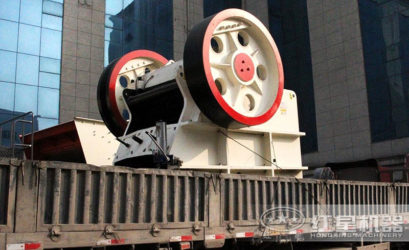 客戶訂購的小型顎式破碎機(jī)發(fā)貨現(xiàn)場