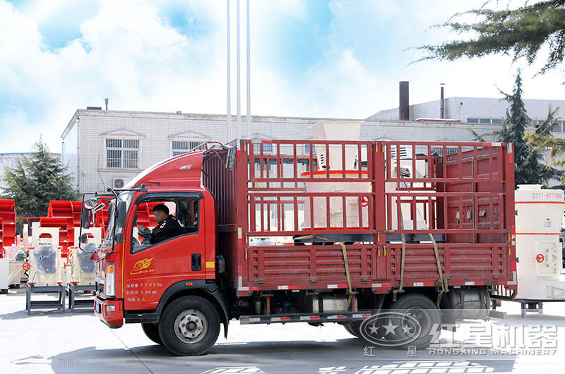 客戶(hù)訂購(gòu)的復(fù)合式破碎機(jī)裝車(chē)現(xiàn)場(chǎng)