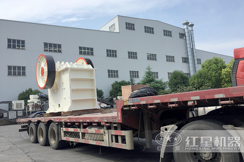 客戶訂購的粗破—顎式破碎機(jī)裝車現(xiàn)場(chǎng)